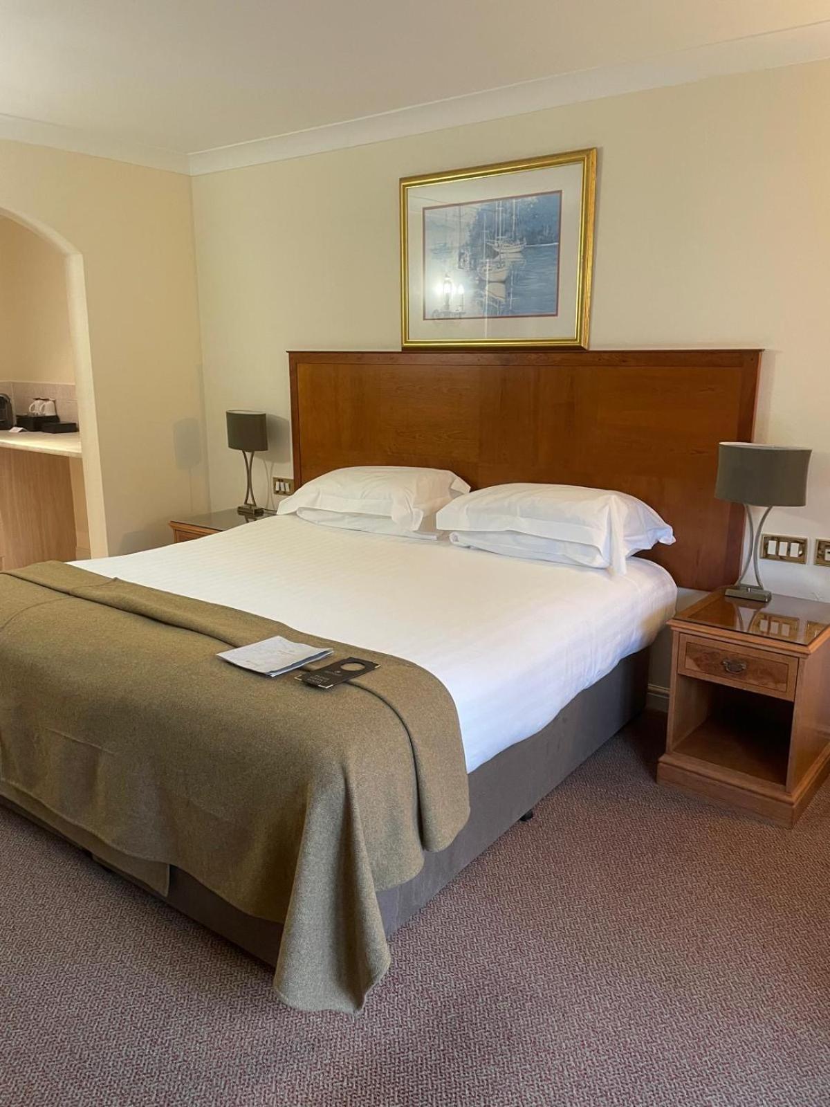 Macdonald Elmers Court Hotel y Resort Lymington Exterior foto